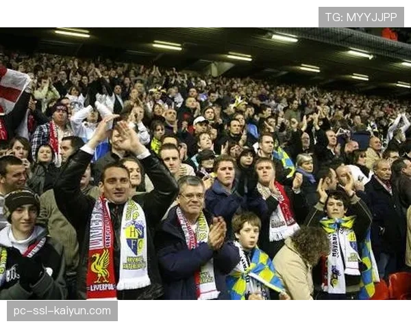 感人瞬间：全场球迷鼓掌致敬因癌症去世的客队小球迷